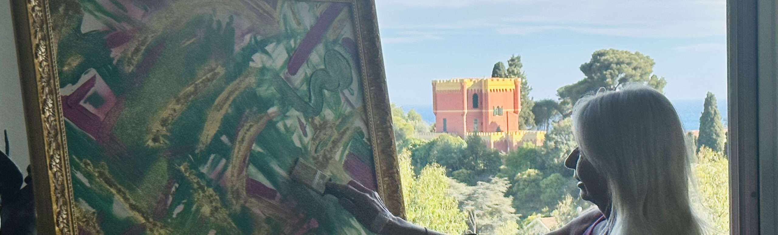 Caroline Allwood devant l’une de ses toiles, face à la fenêtre de son atelier à Menton